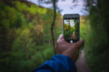 Yürüyüş sırasında Wutachschlucht içinde cep telefonu ile fotoğraf çekmek.