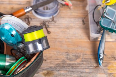 ahşap arka planda parlak farklı balıkçılık ele. 