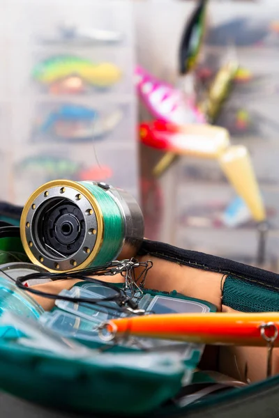 Diferentes tacleadas de pesca brillante sobre fondo de madera . — Foto de Stock