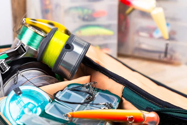 Diferentes tacleadas de pesca brillante sobre fondo de madera . — Foto de Stock