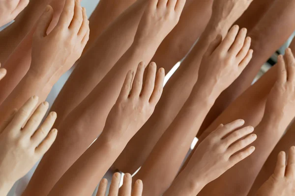 Tentoonstelling man's en vrouwen siliconen prothese handen — Stockfoto