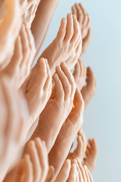 выставка мужских и женских силиконовых протезных рук
