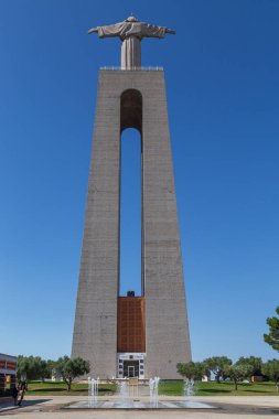 Lizbon 'da dev bir İsa heykeli. Katolik inancının modern bir anıtı..