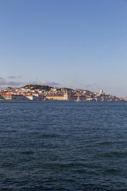Tejo nehrinden Lizbon 'un tarihi rıhtımının manzarası. Bir yaz günü denizden manzara.