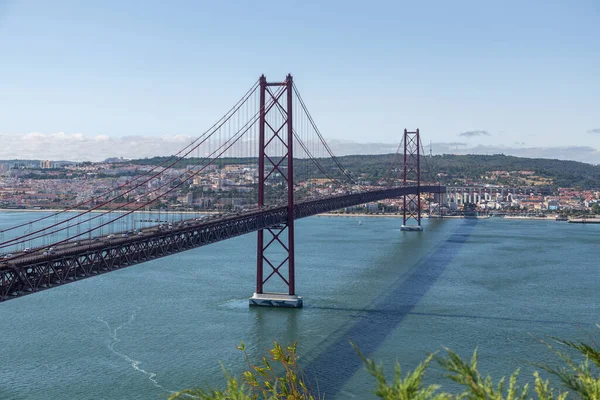 Brücke April Lissabon Über Den Tejo Mit Fahrenden Autos Ein — Stockfoto