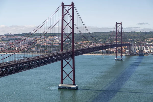 Brücke April Lissabon Über Den Tejo Mit Fahrenden Autos Ein — Stockfoto