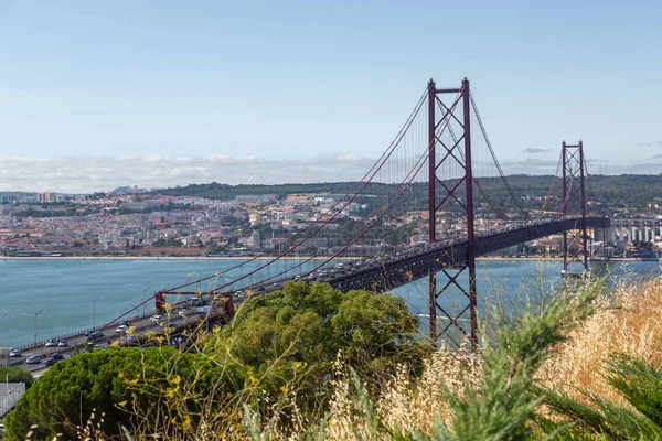 Brücke April Lissabon Über Den Tejo Mit Fahrenden Autos Ein — Stockfoto
