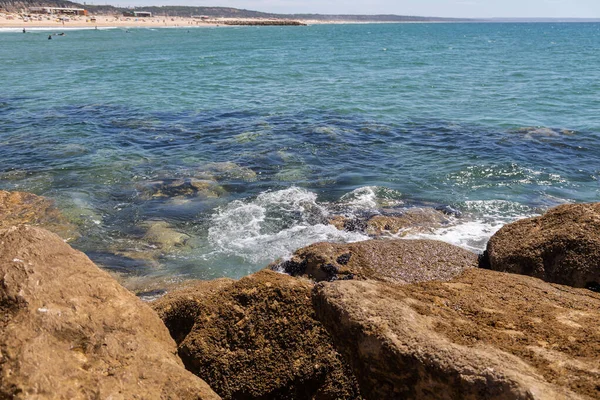 Areál Přímo Oceánu Pláže Písečné Vlny Kameny — Stock fotografie