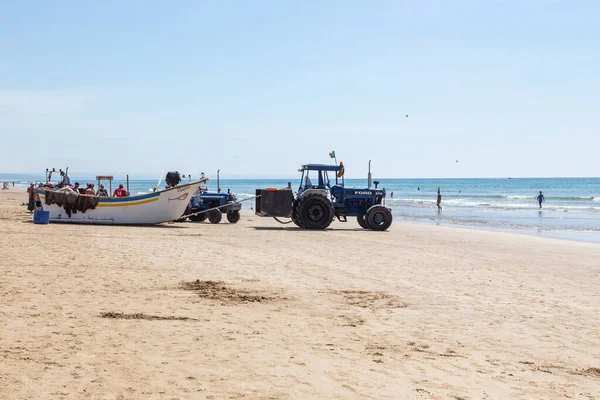 Costa Caparica Portugal Septiembre 2020 Artel Pescadores Arrastra Peces Playa — Foto de Stock