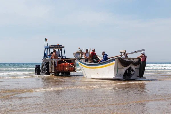 Costa Caparica Portogallo Settembre 2020 Artel Pescatori Pesca Strascico Dalla — Foto Stock