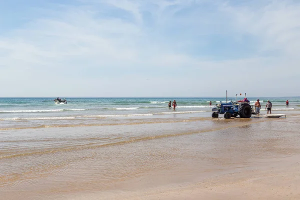Costa Caparica Portugal Septiembre 2020 Artel Pescadores Arrastra Peces Playa — Foto de Stock