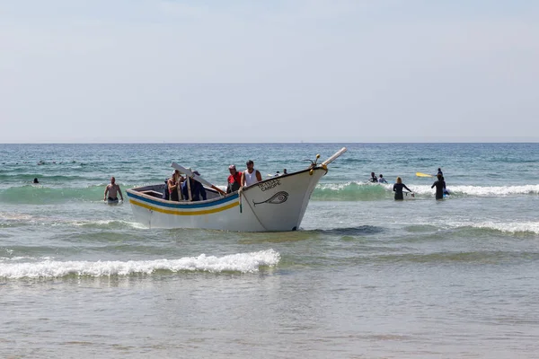 Costa Caparica Portugal Setembro 2020 Artel Pescadores Arrasta Peixes Praia — Fotografia de Stock