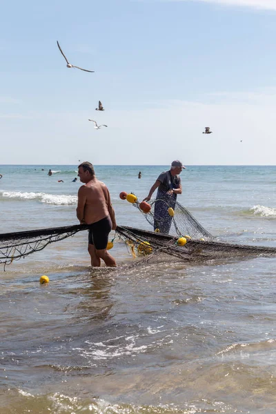 Costa Caparica Portugal Setembro 2020 Artel Pescadores Arrasta Peixes Praia — Fotografia de Stock