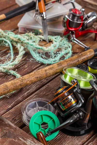 Diferentes Tábulas Pesca Com Haste Bobinas Fundo Marrom Madeira Mockap — Fotografia de Stock