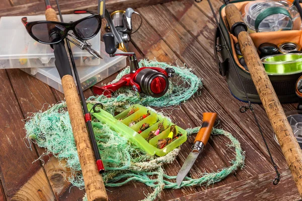 Diferentes Tábulas Pesca Com Haste Bobinas Fundo Marrom Madeira Mockap — Fotografia de Stock