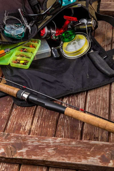 Различные Рыболовные Тактики Стержнем Катушками Деревянном Коричневом Фоне Мокап Рекламы — стоковое фото