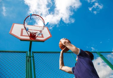 genç adam basketbol avluda bir güneşli yaz gününde