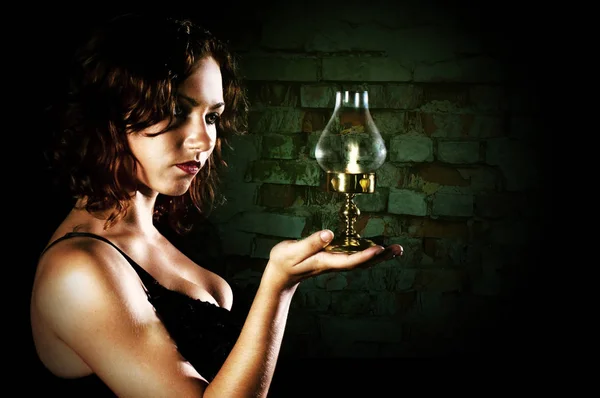 Jovem Menina Espartilho Preto Detém Uma Lanterna Retro Escuro Velho — Fotografia de Stock