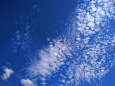 beyaz bulutlar parlak mavi gökyüzü gün güneşli yaz