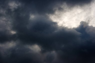 karanlık yoğun kasvetli dramatik görebilsin yaz gününde