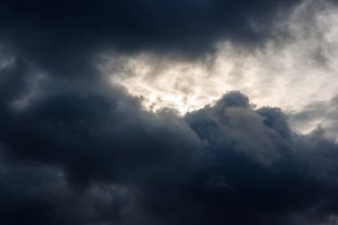 karanlık yoğun kasvetli dramatik görebilsin yaz gününde