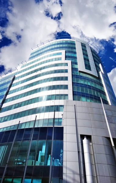 yüksek modern ofis binası güneşli yaz gününde