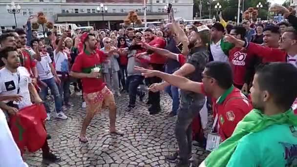 Фанаты Марокко Скандируют Лозунги Поддерживают Свою Команду Центральной Площади Калининграда — стоковое видео