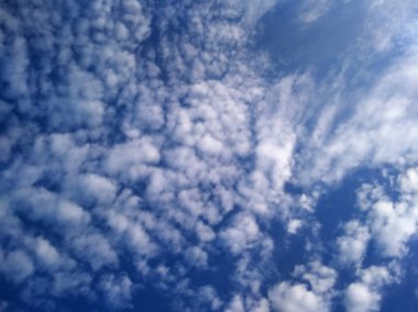 mavi gökyüzü gün güneşli yaz, arka plan üzerinde beyaz farkı bulutlar