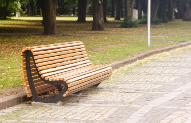 Şehir Parkı güneşli yaz gününde modern sarı bahçe tezgah
