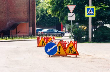 yol işareti yol güneşli yaz günü şehirde bir kapalı yol bölümünde onarmak