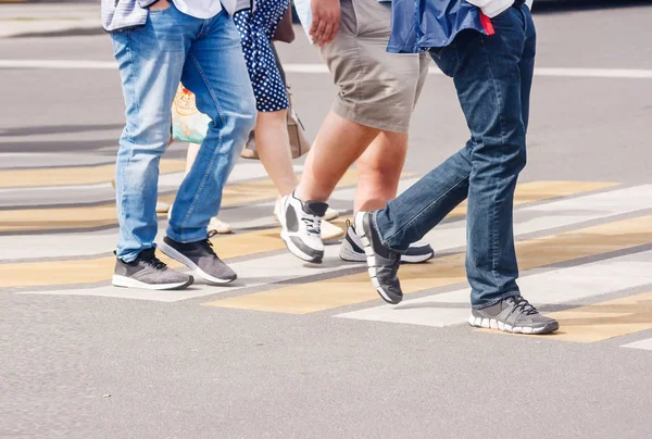 Lábak Gyalogosok Crosswalk Napsütéses Nyári Napon — Stock Fotó