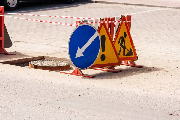 Drogowy Znak Drogowy Naprawy Odcinka Drogi Zamknięte Mieście Słoneczny Letni — Zdjęcie stockowe