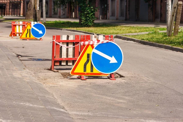Road Sign Narrowing Road Detour City Sunny Summer Day — Stock Photo, Image
