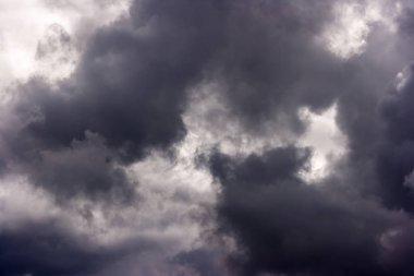 fırtına bulutu güneşli. ışık karanlık ve dramatik fırtına slouds. daha önce bir fırtına fırtına bulutları arka plan