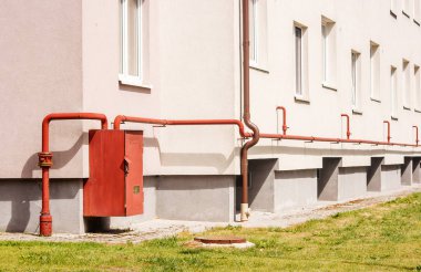 Güneşli yaz gününde evin duvarına modern gaz Distribütör