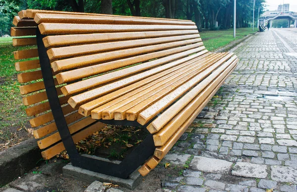 Banc Jardin Jaune Moderne Dans Parc Ville Après Pluie Sur — Photo