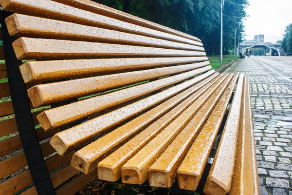 Moderno Banco Jardim Amarelo Parque Cidade Após Chuva Dia Ensolarado — Fotografia de Stock