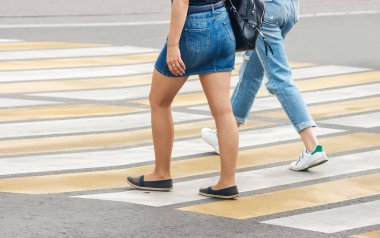 bir yaya geçidi güneşli yaz gününde iki kadın bacakları