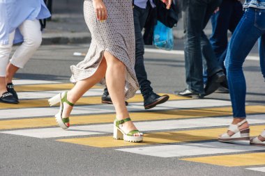 bacaklar yaya yaya geçidi güneşli yaz gününde