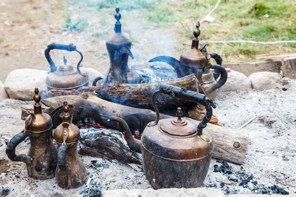 Zes Koperen Ketels Brandstapel Buiten Het Zomer Dag Closeup — Stockfoto