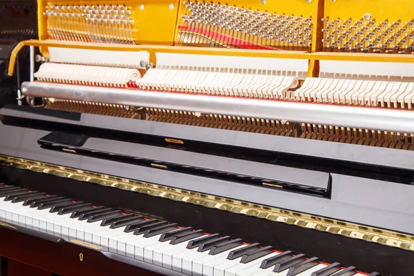 Novo Piano Moderno Com Cordas Abertas Interior Closeup — Fotografia de Stock