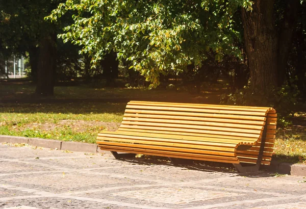 Moderna Gul Trädgård Bänk Stadsparken Solig Sommardag — Stockfoto