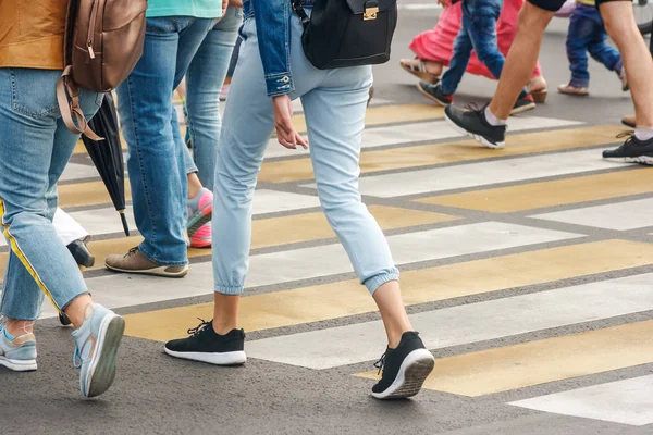 Muitas Pernas Pessoas Que Cruzam Travessia Pedestres Rua Movimentada Centro — Fotografia de Stock