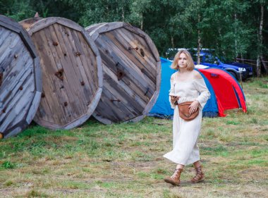 Güneşli yaz gününde ormandaki ulusal bir elbise genç güzel kadın