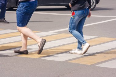 bacaklar yaya yaya geçidi güneşli yaz gününde