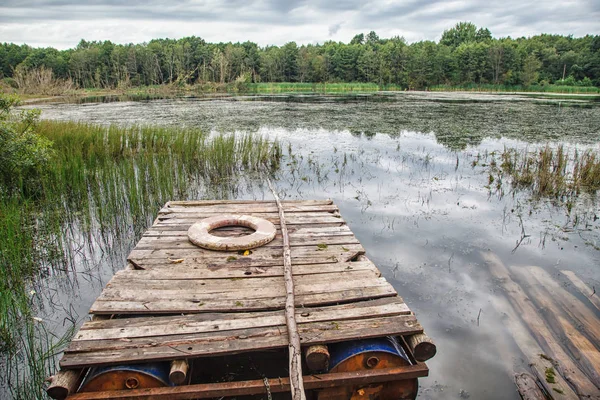 小木筏在湖在夏天天特写 — 图库照片