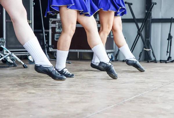 Gambe Femminili Tre Ballerine Irlandesi Abiti Blu Sul Palco — Foto Stock