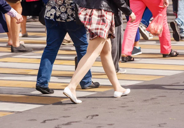 Viele Menschen Überqueren Einem Sonnigen Sommertag Den Fußgängerüberweg Der Belebten — Stockfoto
