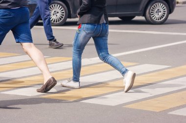 insanlar güneşli yaz gününde yaya geçiş kapısı
