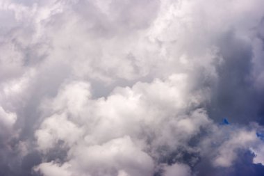 gür beyaz kümülüs bulutlar mavi gökyüzünde parlak güneşli yaz gününde yüzmek.